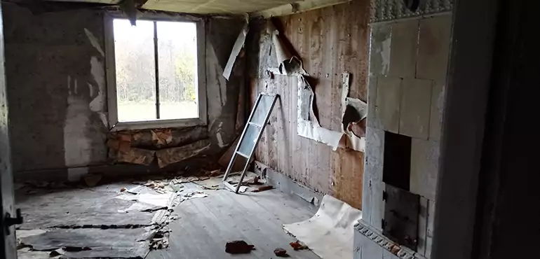 Why Selling a Distressed House Through Traditional Methods Fails in New Mexico